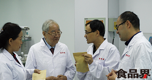 李宝健和李刚教授在张缮娅董事长陪同下视察科研实验室.jpg