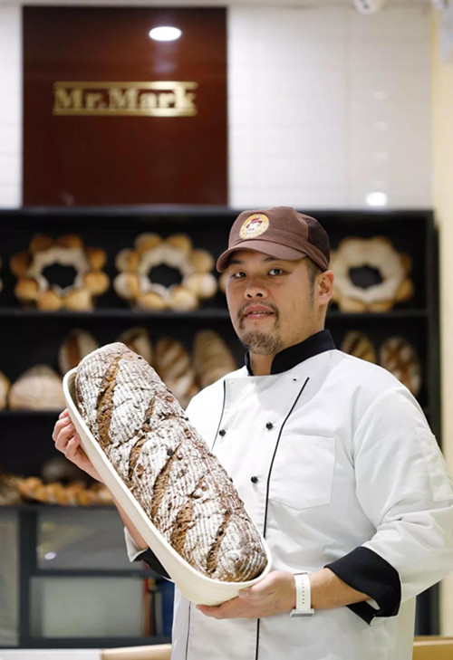马可先生主厨手持该店爆款巨木面包_副本.jpg
